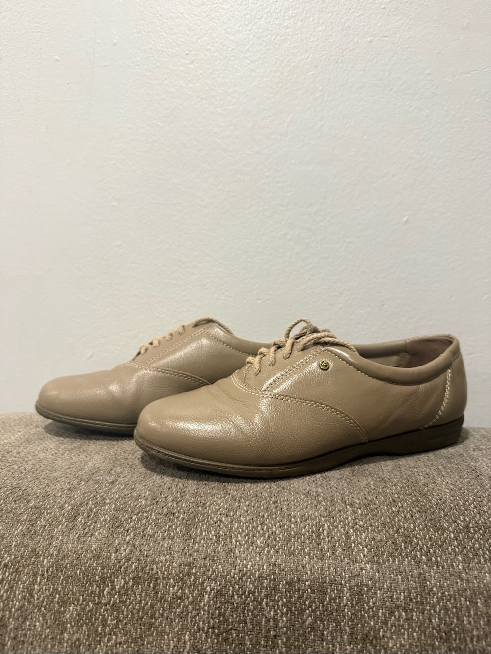 Easy Spirit Beige Lace-Up Casual Oxfords